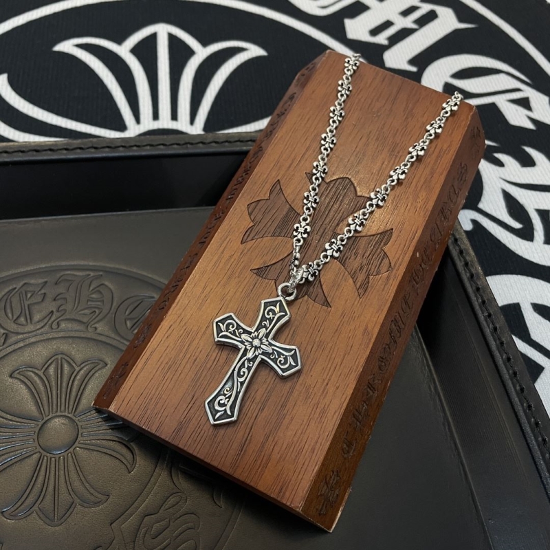 Ch*0me He**ts necklaces